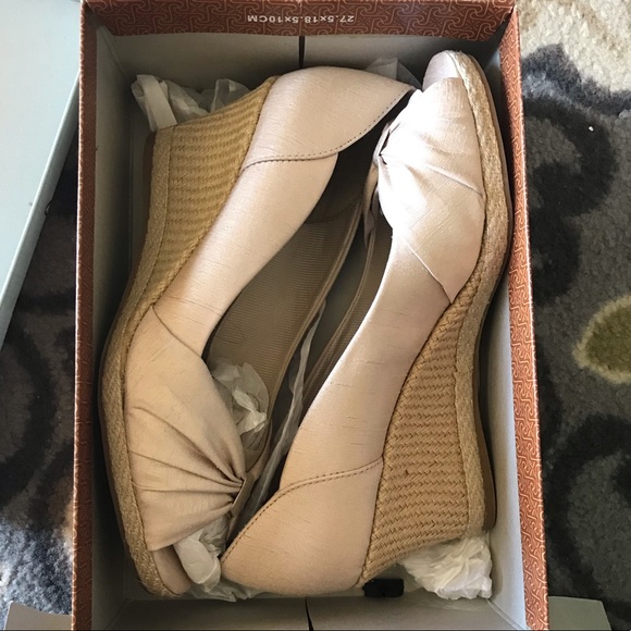 EUC Lifestride Beige Silk Wedge - Picture 4 of 6